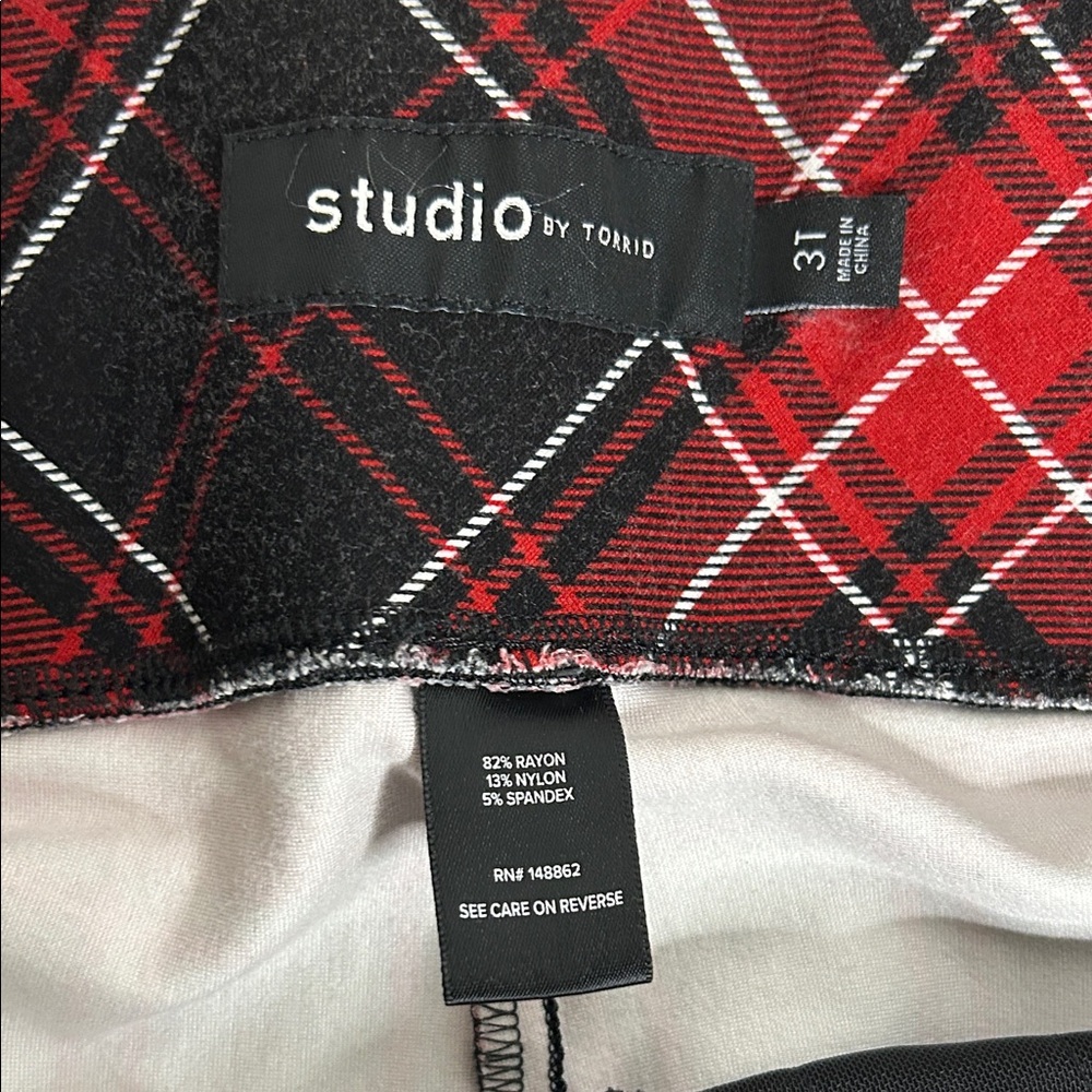 Torrid Red and Black Plaid Pull on Pocket Pixie Leggings - Picture 2 of 10